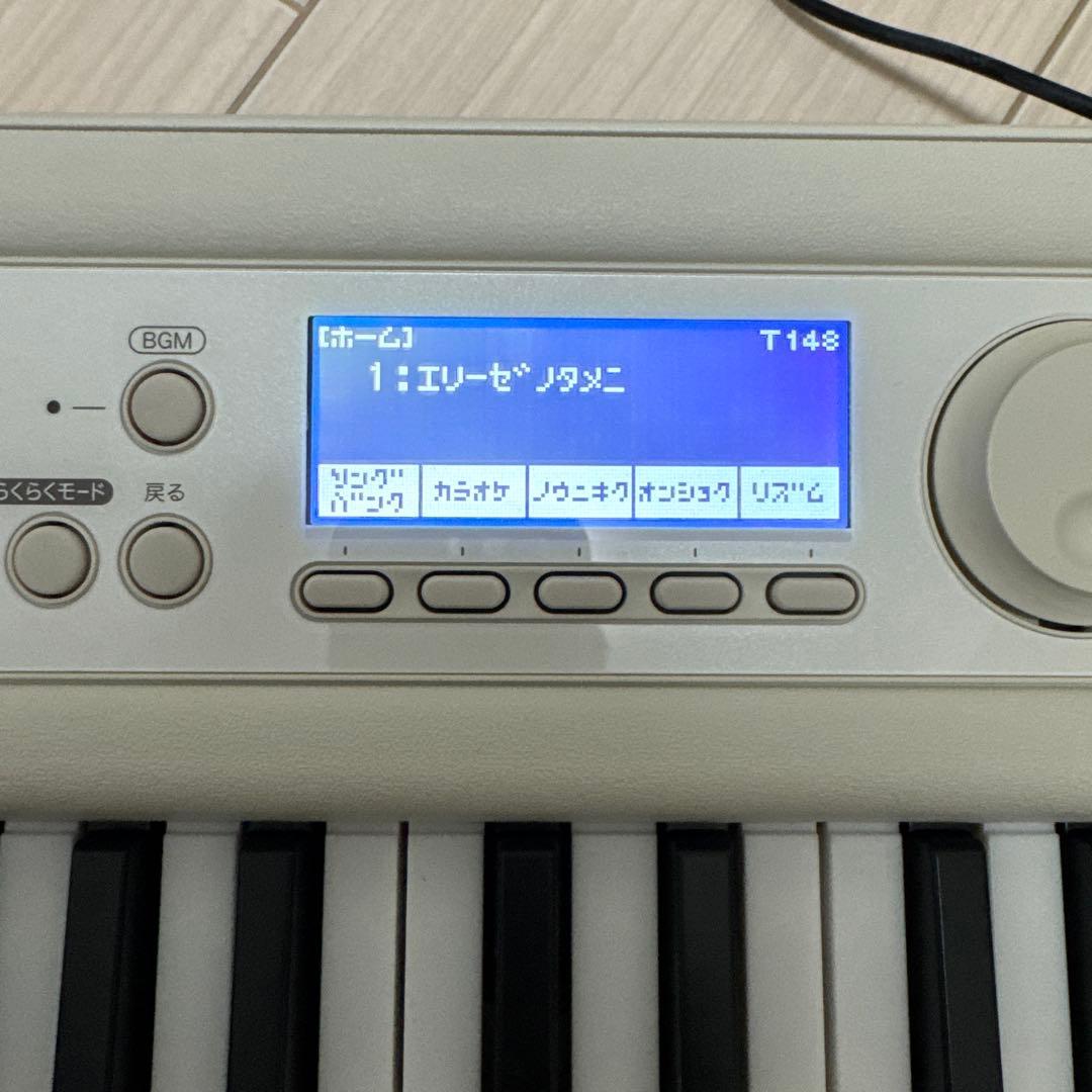 CASIO ホワイト電子キーボードLK526