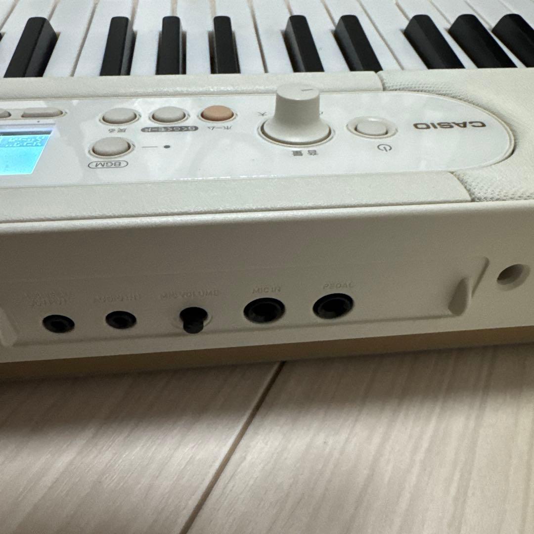 CASIO ホワイト電子キーボードLK526