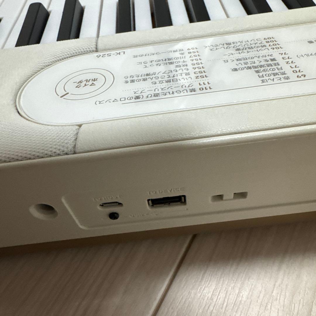 CASIO ホワイト電子キーボードLK526