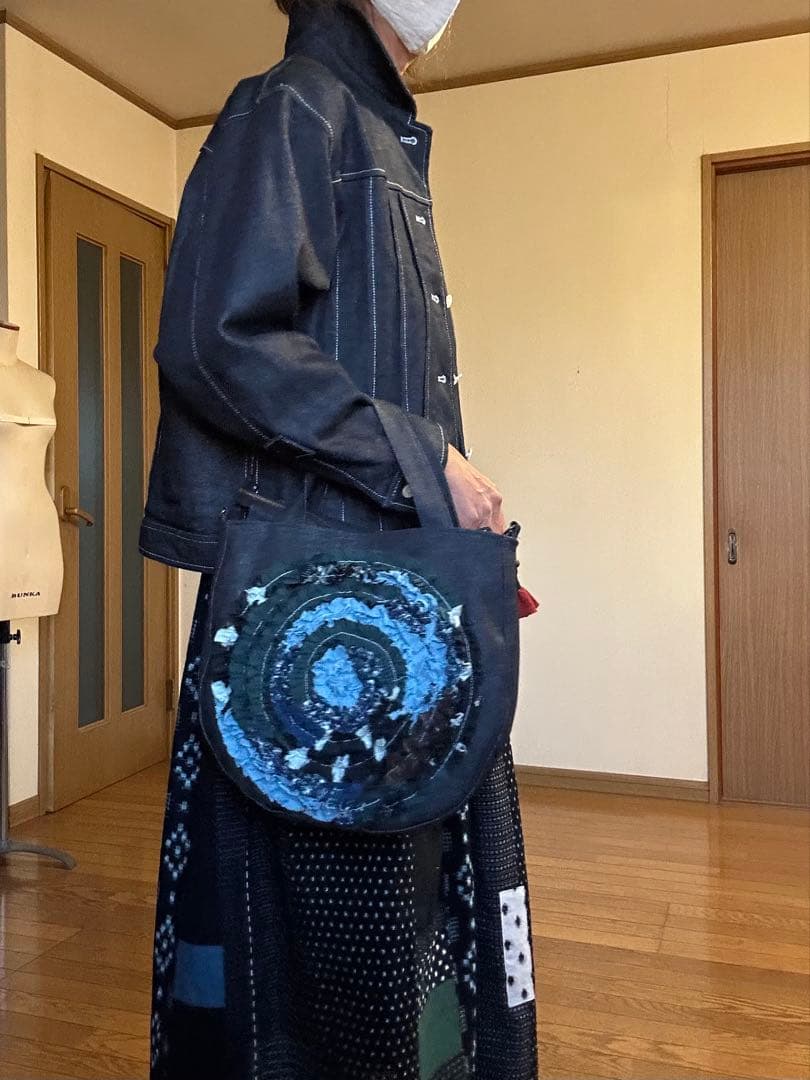 岡山デニムと古布　手作り　渦巻きギャザーフリルトートバッグ　ファスナーあき