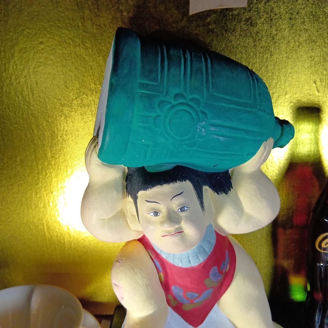 力士のフィギュア 青い桶