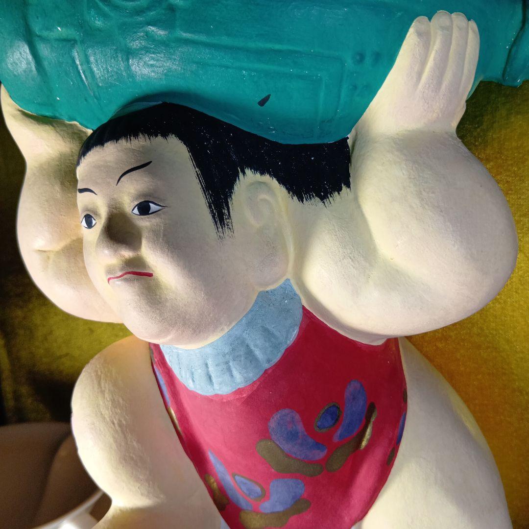 力士のフィギュア 青い桶