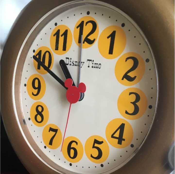 ディズニー ミッキーマウスのかなり大きめの置き時計です。