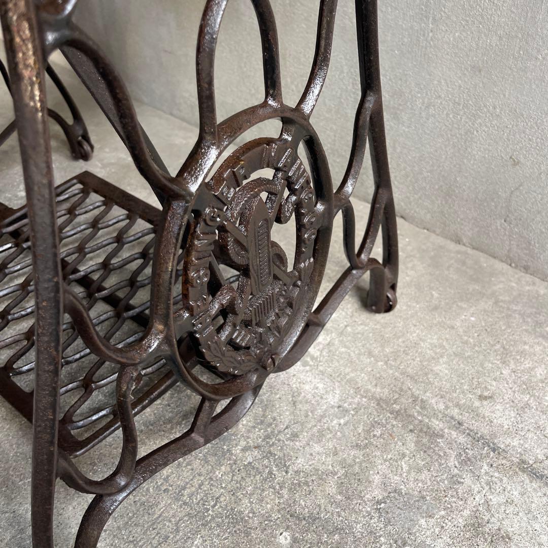 アンティーク　SINGER シンガー網目鉄脚　テーブル 机　鬼目ナット