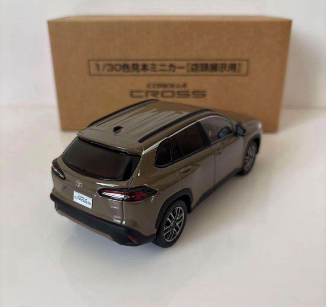 新型カローラクロス 後期型 ミニカー カラーサンプル マッドバス【非売品】