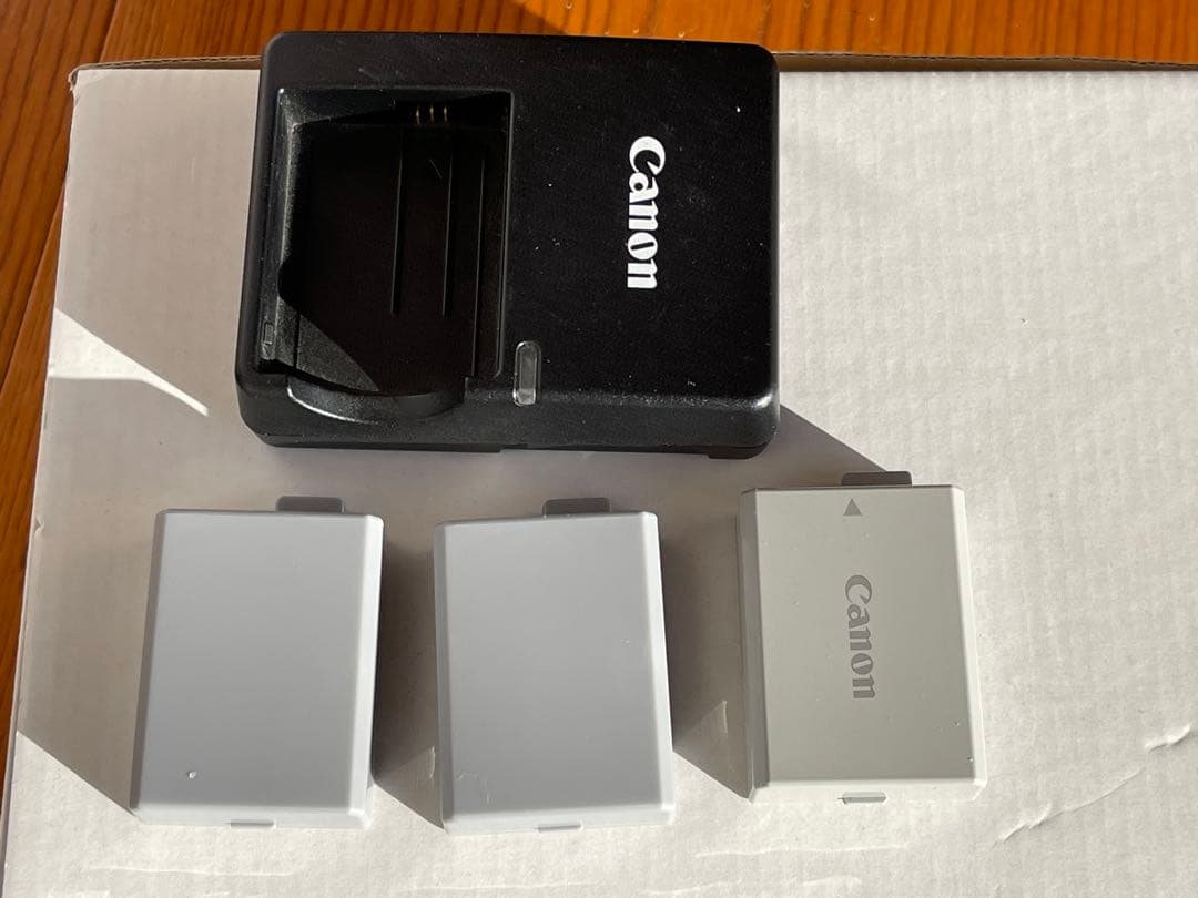 ジャンクです。Canon Kiss X2 デジタル一眼レフカメラ。レンズ付き。