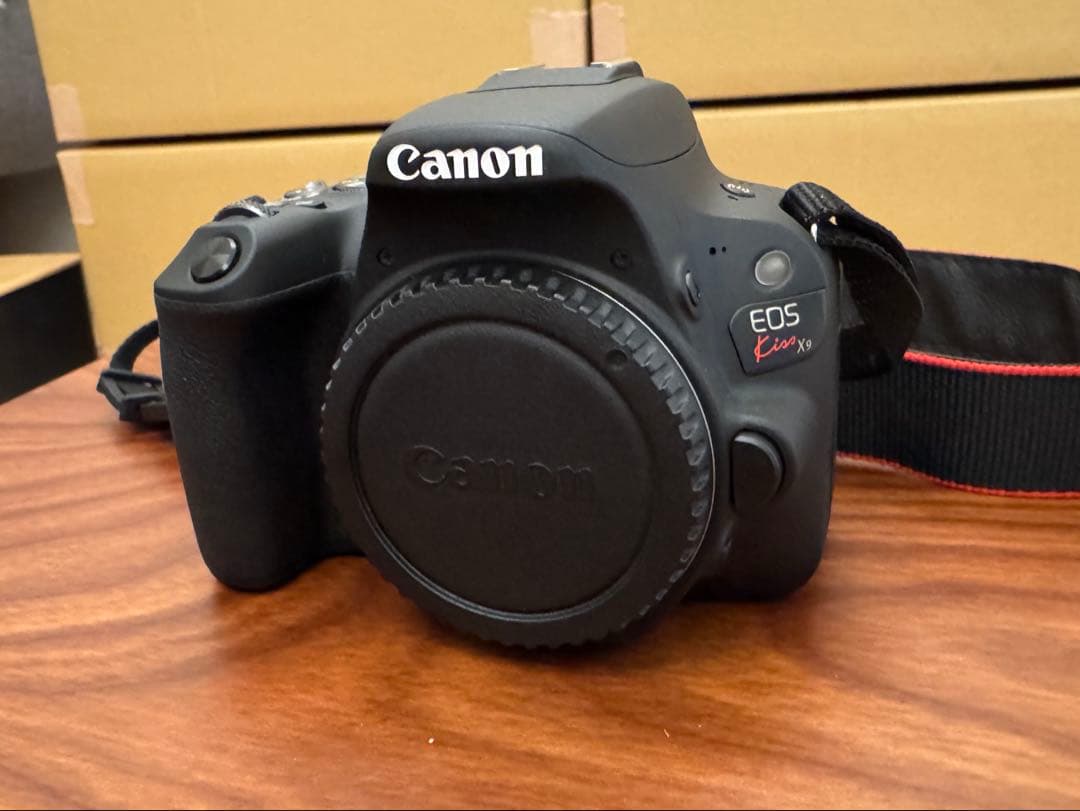 Canon EOS Kiss X9 ダブルズームキット（カメラバッグ付き）