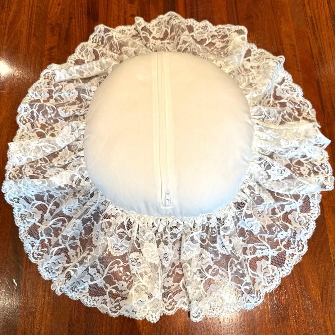 【新品未使用】さえら　ヒスクローネ　円型レースクッション　ホワイト　リボン