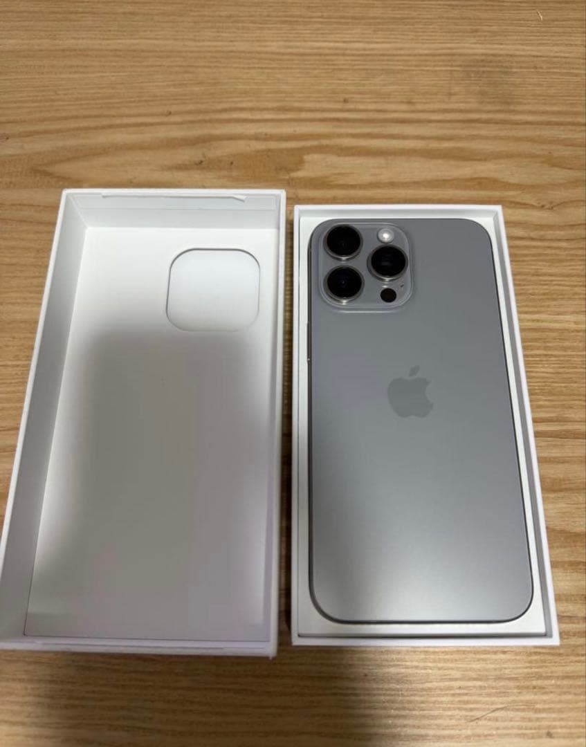 Apple iPhone 15Pro ナチュラルチタニウム本体