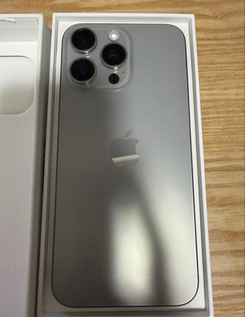 Apple iPhone 15Pro ナチュラルチタニウム本体