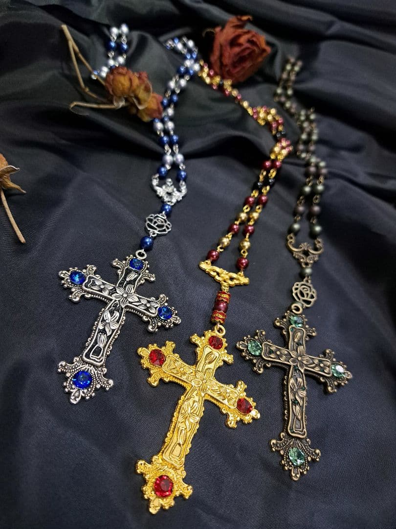 ゴールドのクロスネックレス