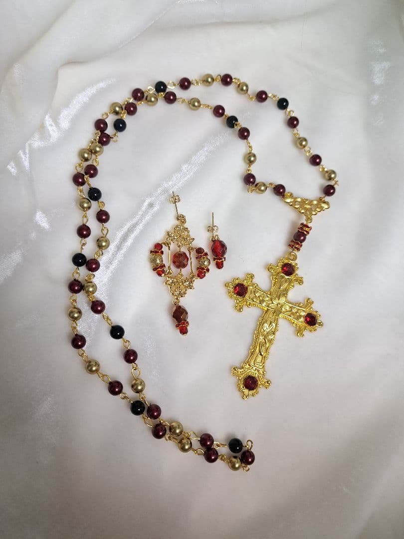 ゴールドのクロスネックレス