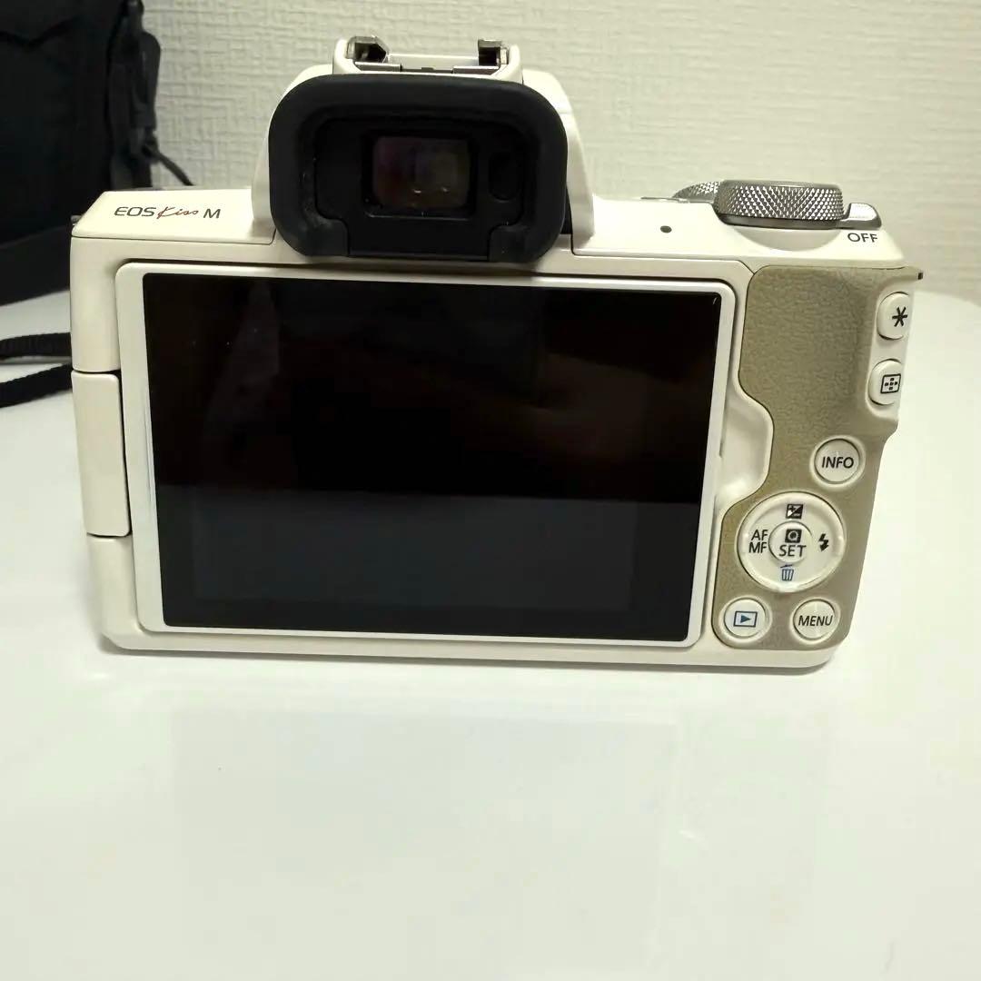 Canon ミラーレス一眼 EOS Kiss M ダブルズームキット ホワイト