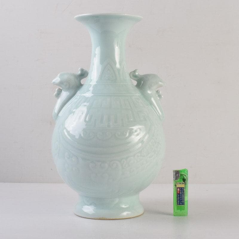 中国　大清乾隆年製款　粉青釉　双神獣耳瓶　V　8747A