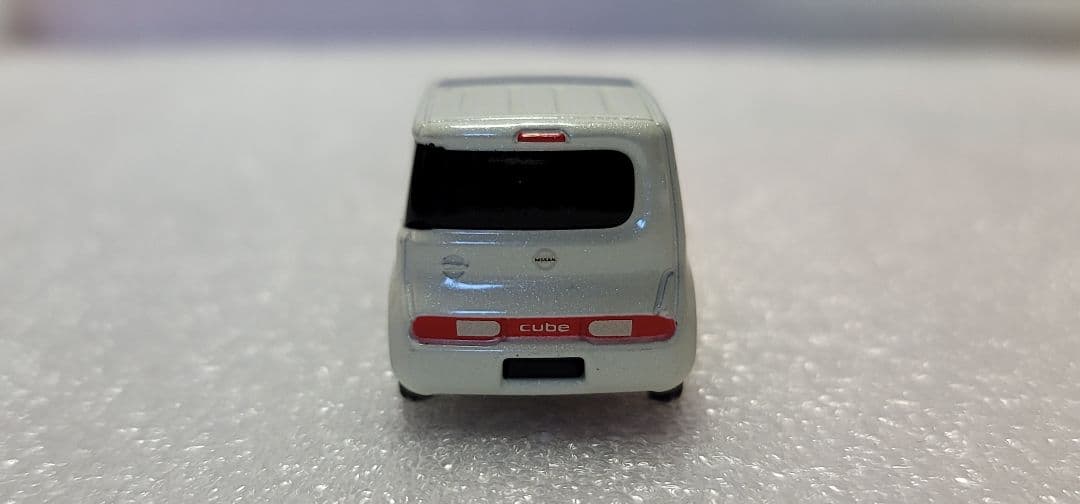 【送料無料】希少色！ 日産 キューブ ホワイトパール ミニカー 「 トミカ 」
