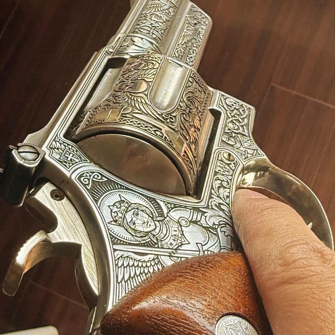 S&W M29 .44マグナム手彫り彫刻作品｜聖像騎士 × 中世紋章モチーフ