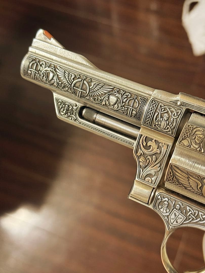 S&W M29 .44マグナム手彫り彫刻作品｜聖像騎士 × 中世紋章モチーフ