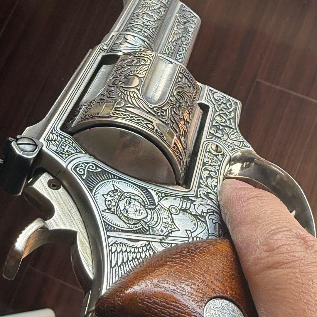S&W M29 .44マグナム手彫り彫刻作品｜聖像騎士 × 中世紋章モチーフ