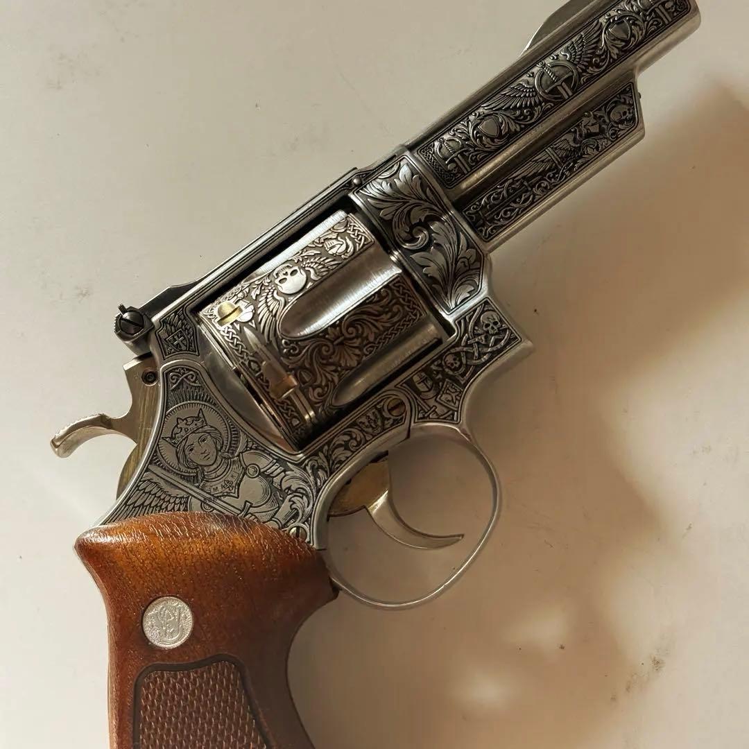 S&W M29 .44マグナム手彫り彫刻作品｜聖像騎士 × 中世紋章モチーフ