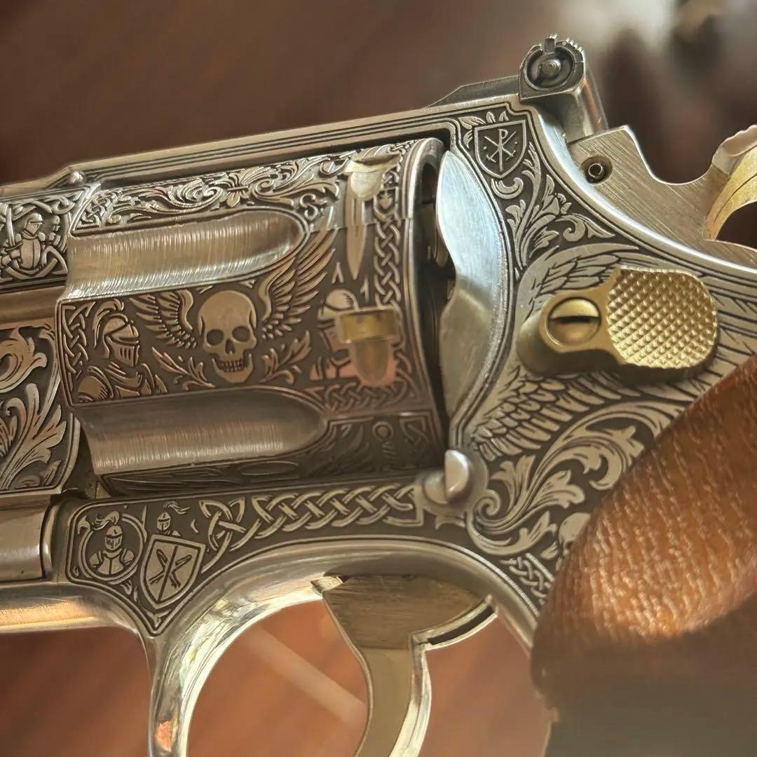 S&W M29 .44マグナム手彫り彫刻作品｜聖像騎士 × 中世紋章モチーフ