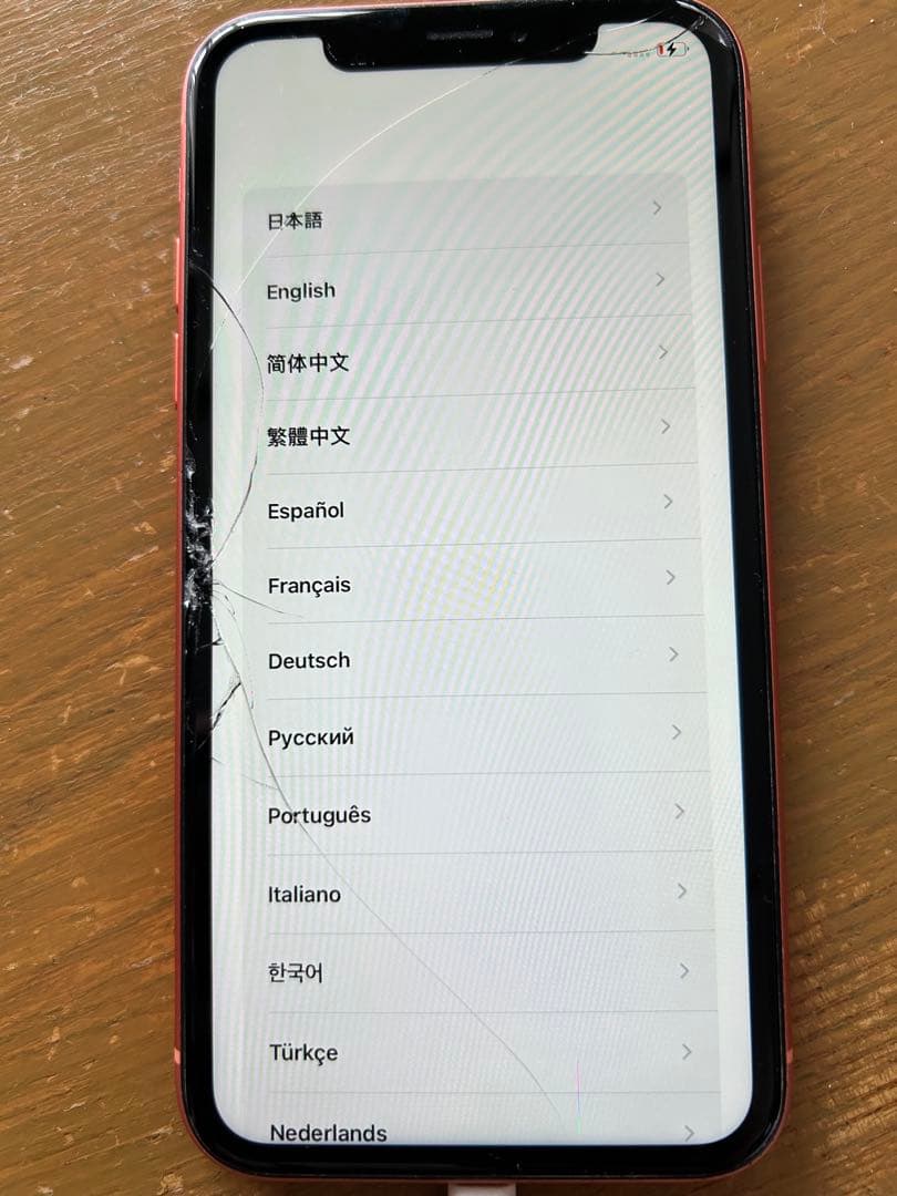 iPhone XR コーラル ひび割れあり