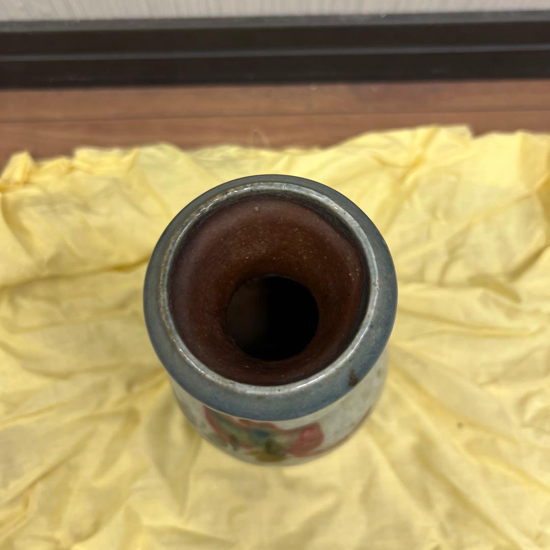 青色と赤色の花の陶器花瓶