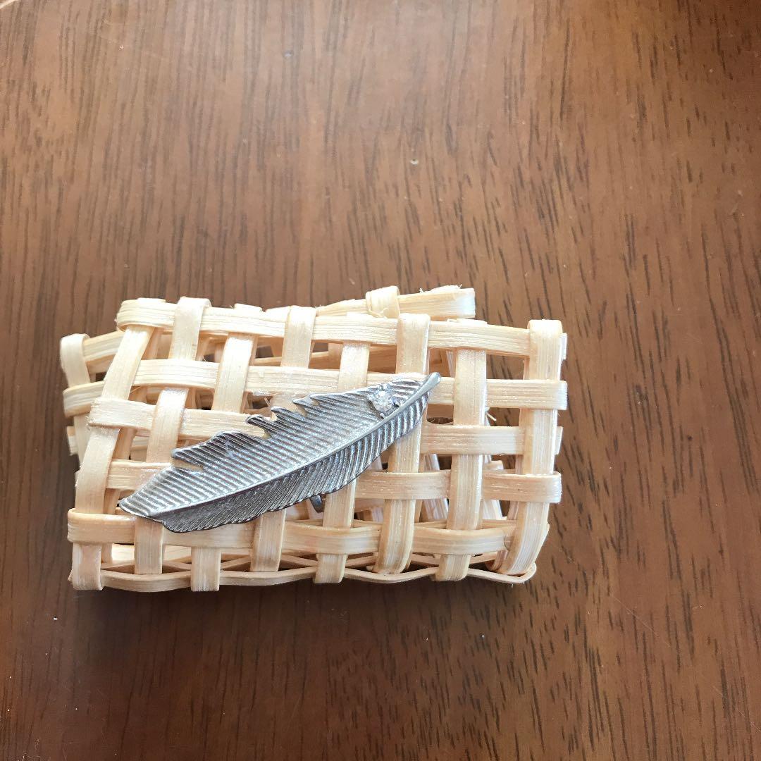 手作りのブローチです。籐で編んでいます。1個から1500円で販売します。