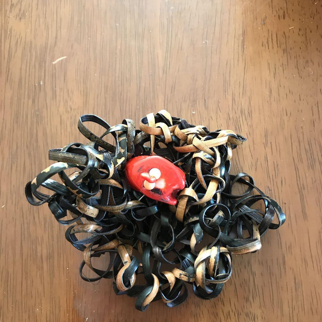 手作りのブローチです。籐で編んでいます。1個から1500円で販売します。