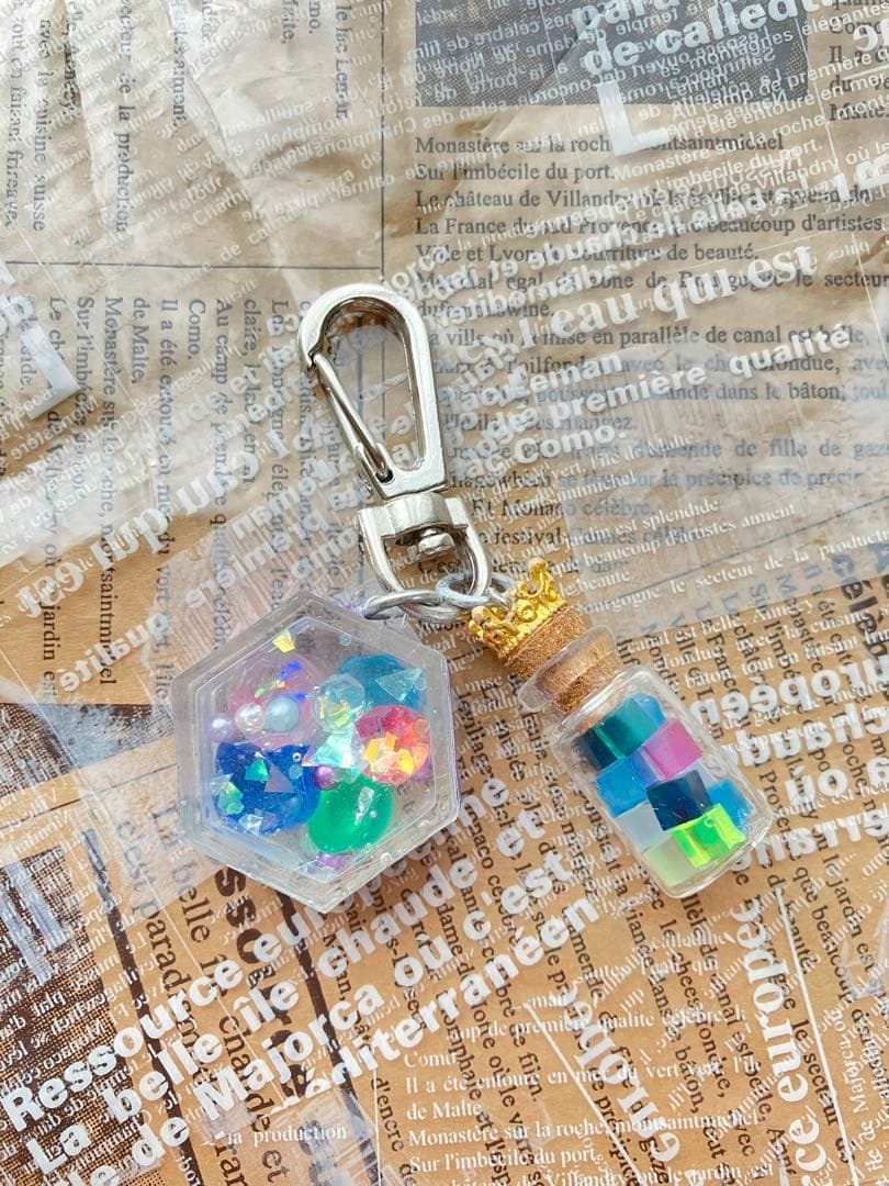 ハンドメイド　ゴールドの王冠付き小瓶と透明な琥珀糖キーホルダー