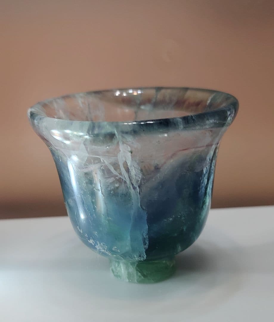 ブルーフローライトを彫刻した器です。