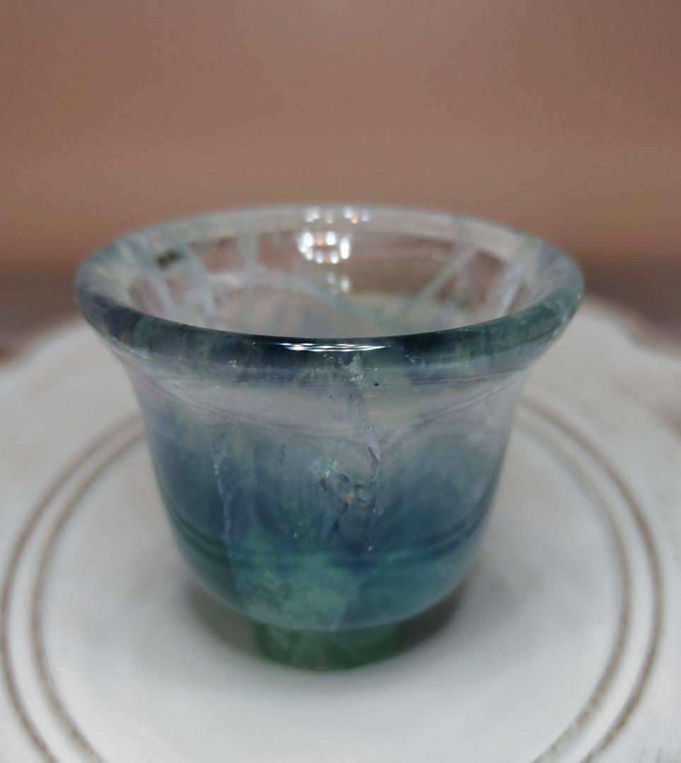 ブルーフローライトを彫刻した器です。