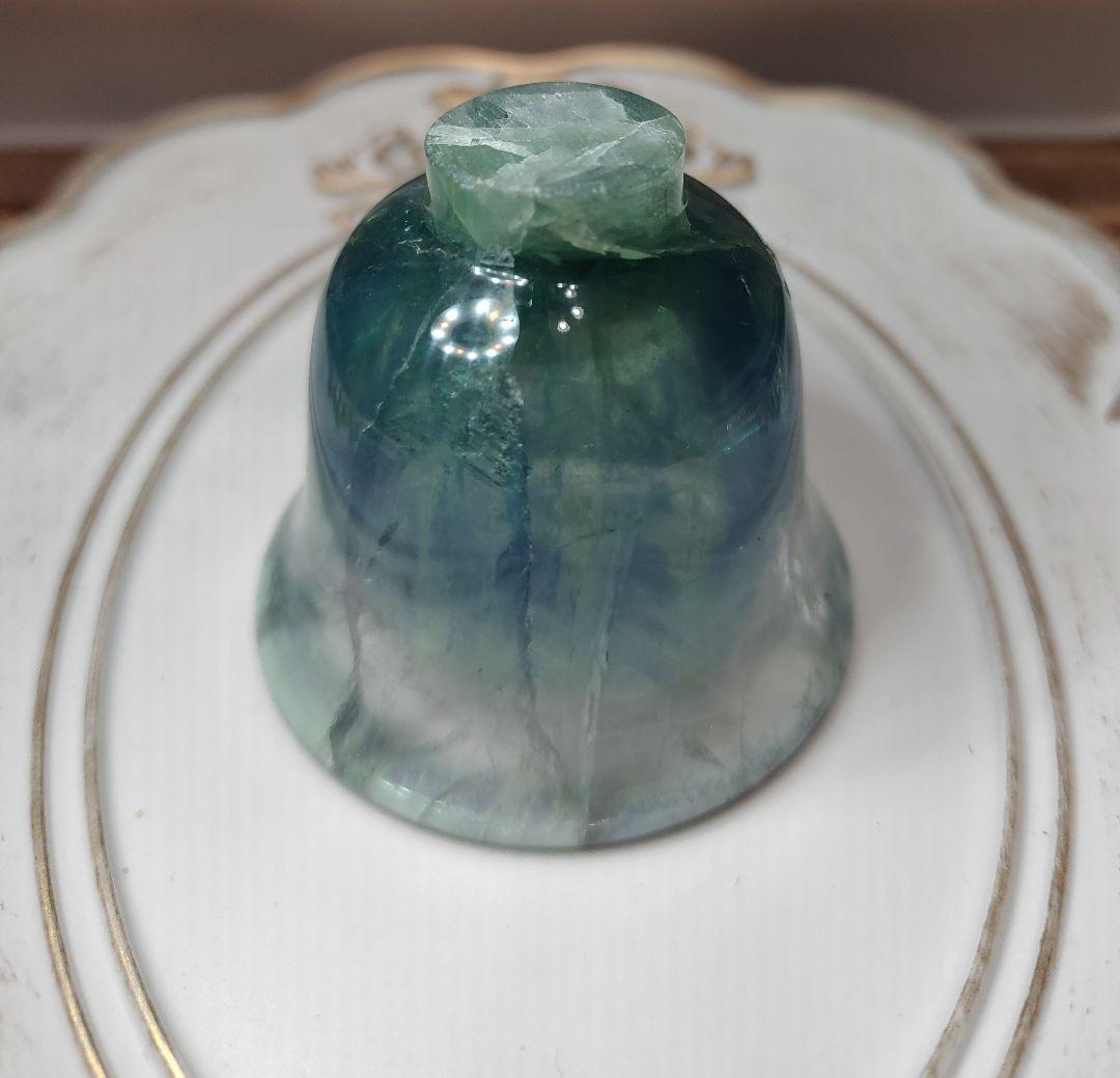 ブルーフローライトを彫刻した器です。