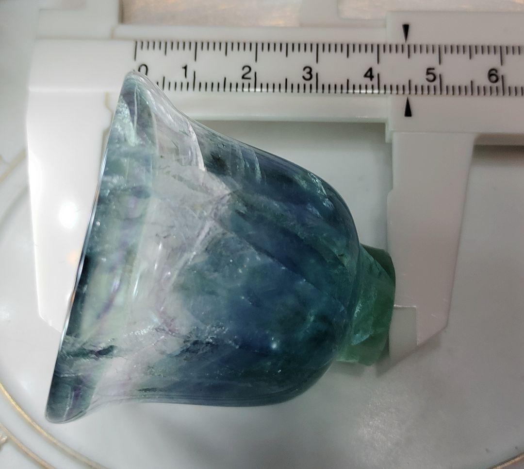 ブルーフローライトを彫刻した器です。