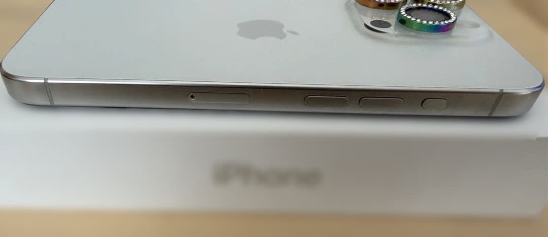 iPhone 15pro 128GB ホワイト　SIMフリー　おまけ付き