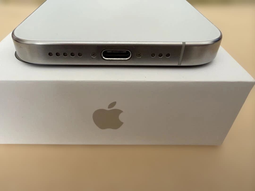 iPhone 15pro 128GB ホワイト　SIMフリー　おまけ付き