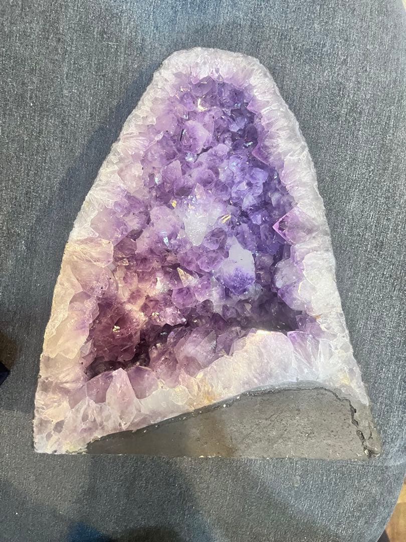 お値下げします【アメジスト】9.3キロ　原石　専用台付