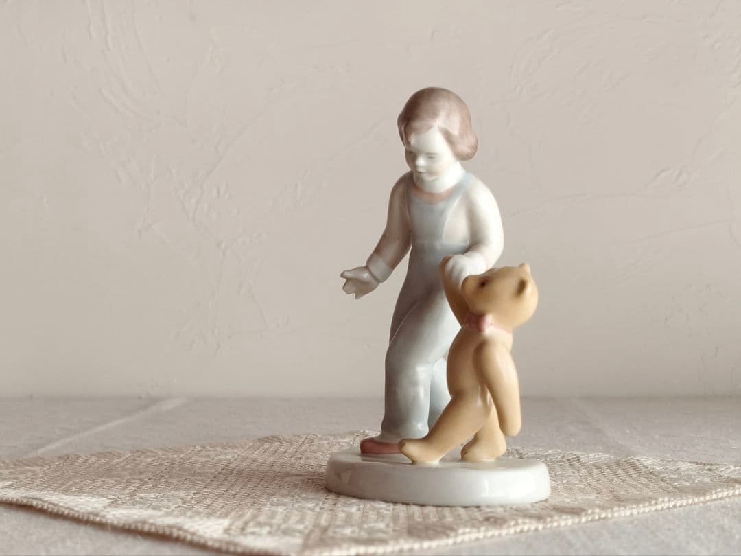 * vintage figure ୨୧ * ゜❀ 女の子と テディ・ベア