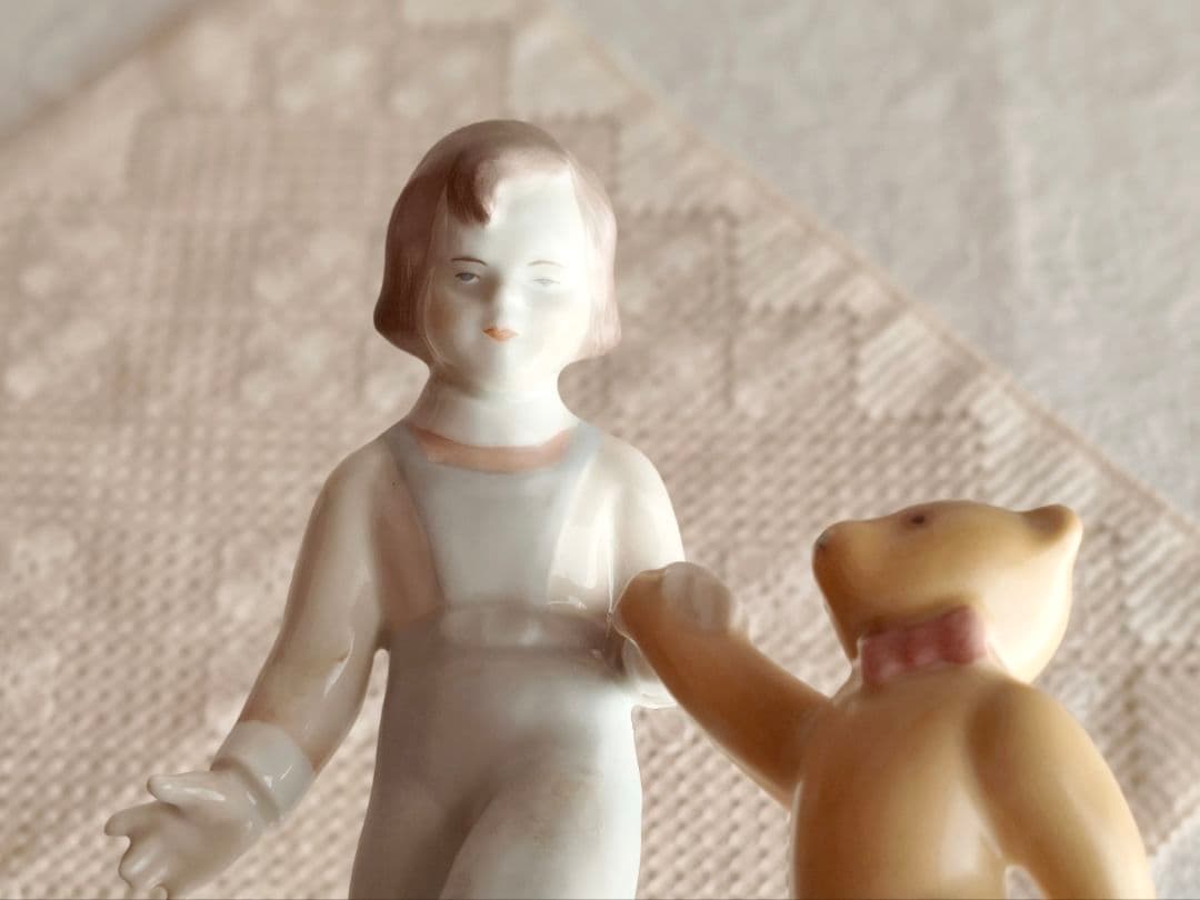 * vintage figure ୨୧ * ゜❀ 女の子と テディ・ベア