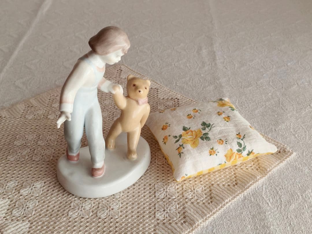 * vintage figure ୨୧ * ゜❀ 女の子と テディ・ベア