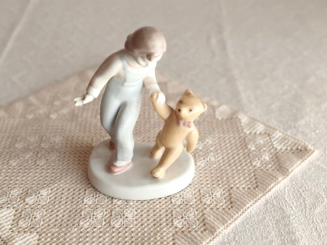 * vintage figure ୨୧ * ゜❀ 女の子と テディ・ベア