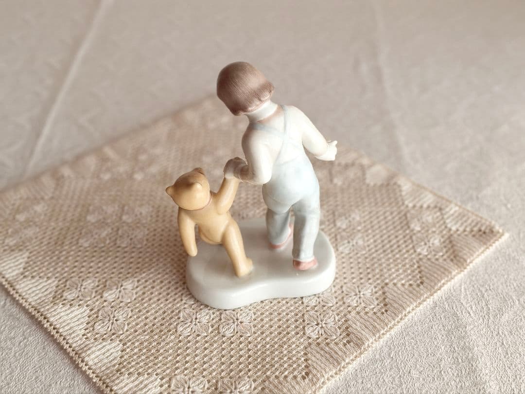 * vintage figure ୨୧ * ゜❀ 女の子と テディ・ベア