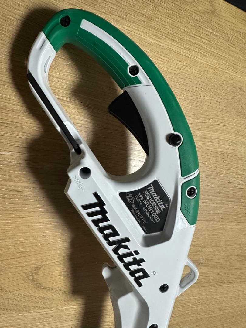 マキタ　充電式草刈機　MUR100D（本体のみ)