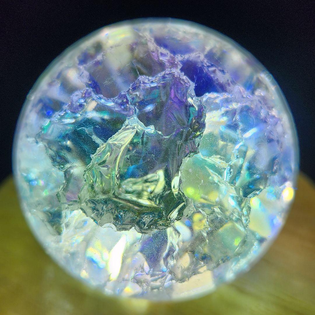 癒し【新品】エンジェルオーラクラック水晶スフィア約50ミリ★ 自動回転台座付き！