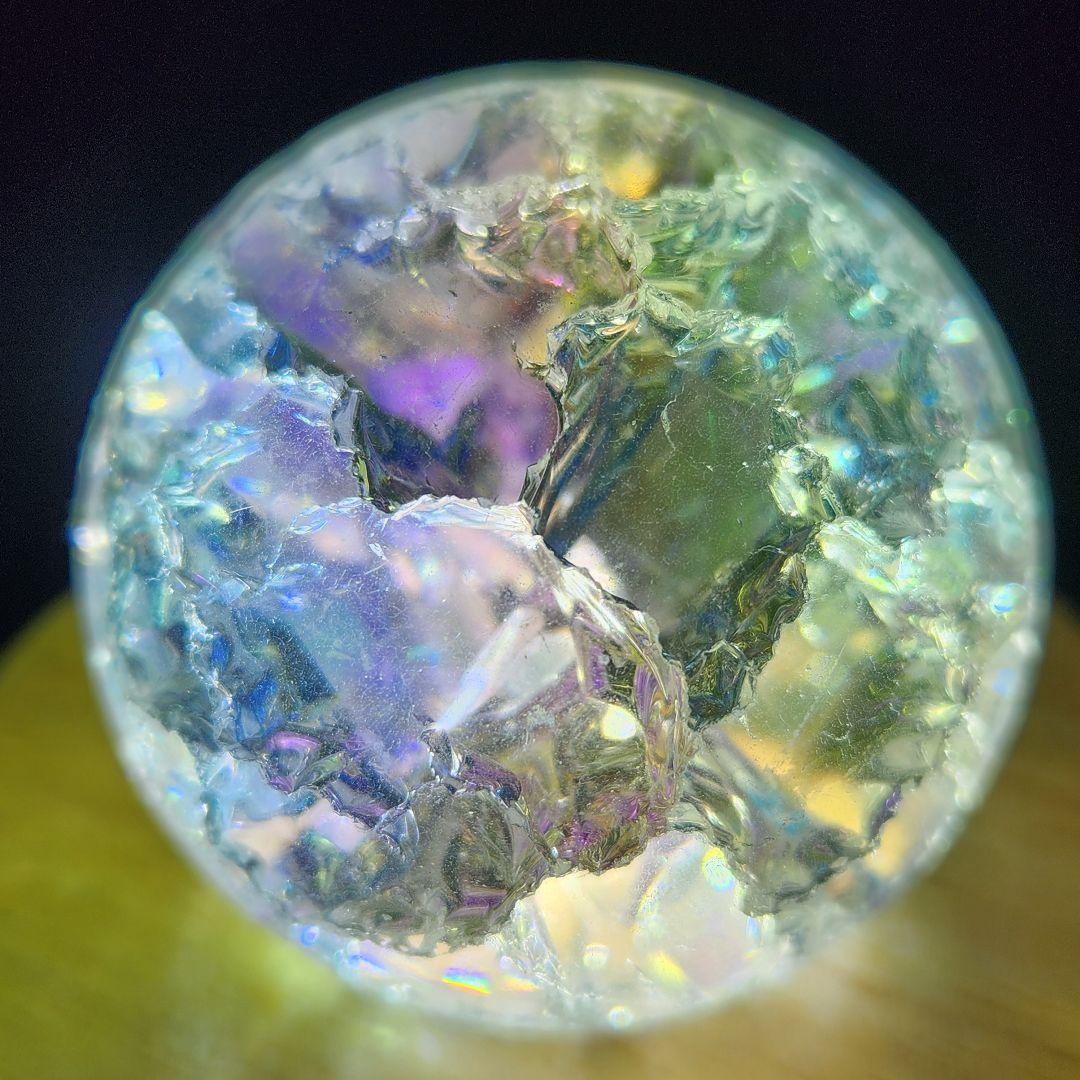 癒し【新品】エンジェルオーラクラック水晶スフィア約50ミリ★ 自動回転台座付き！