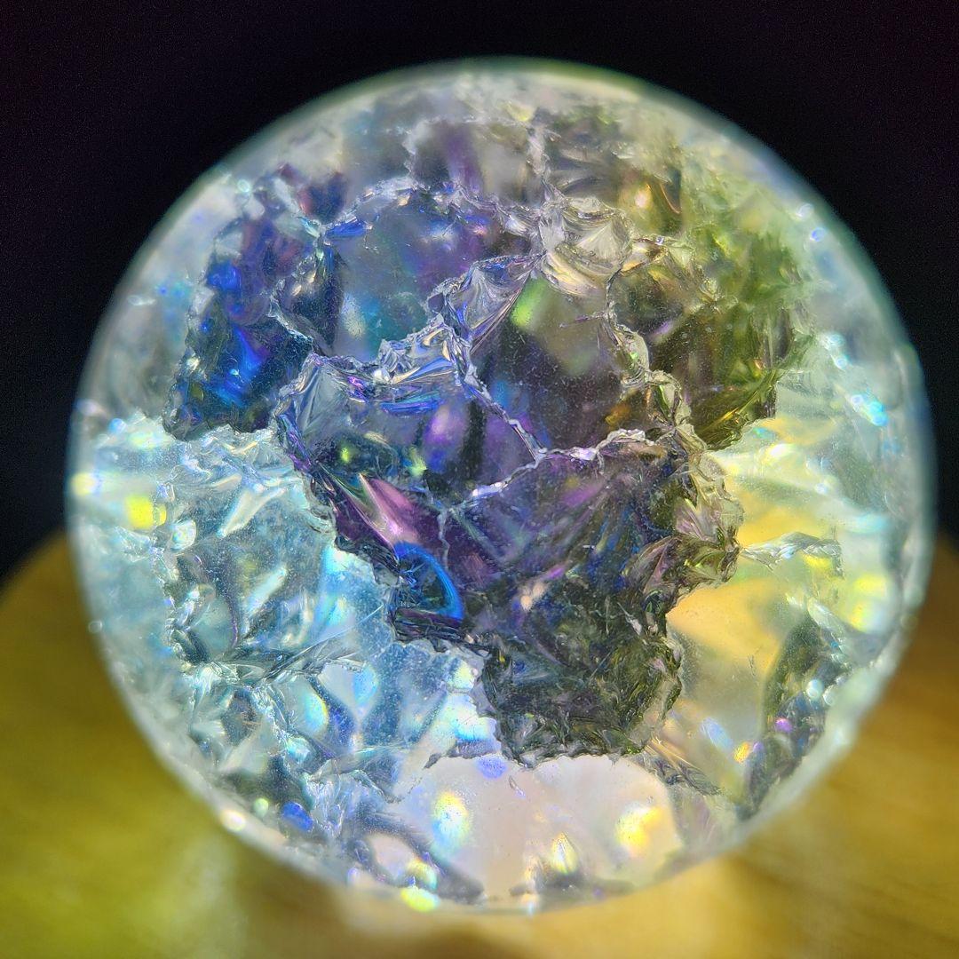 癒し【新品】エンジェルオーラクラック水晶スフィア約50ミリ★ 自動回転台座付き！