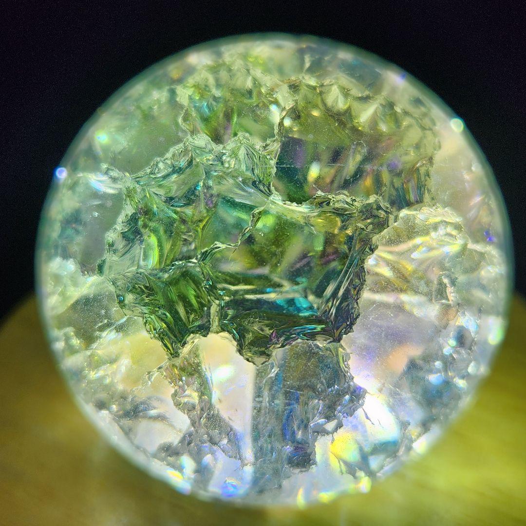 癒し【新品】エンジェルオーラクラック水晶スフィア約50ミリ★ 自動回転台座付き！