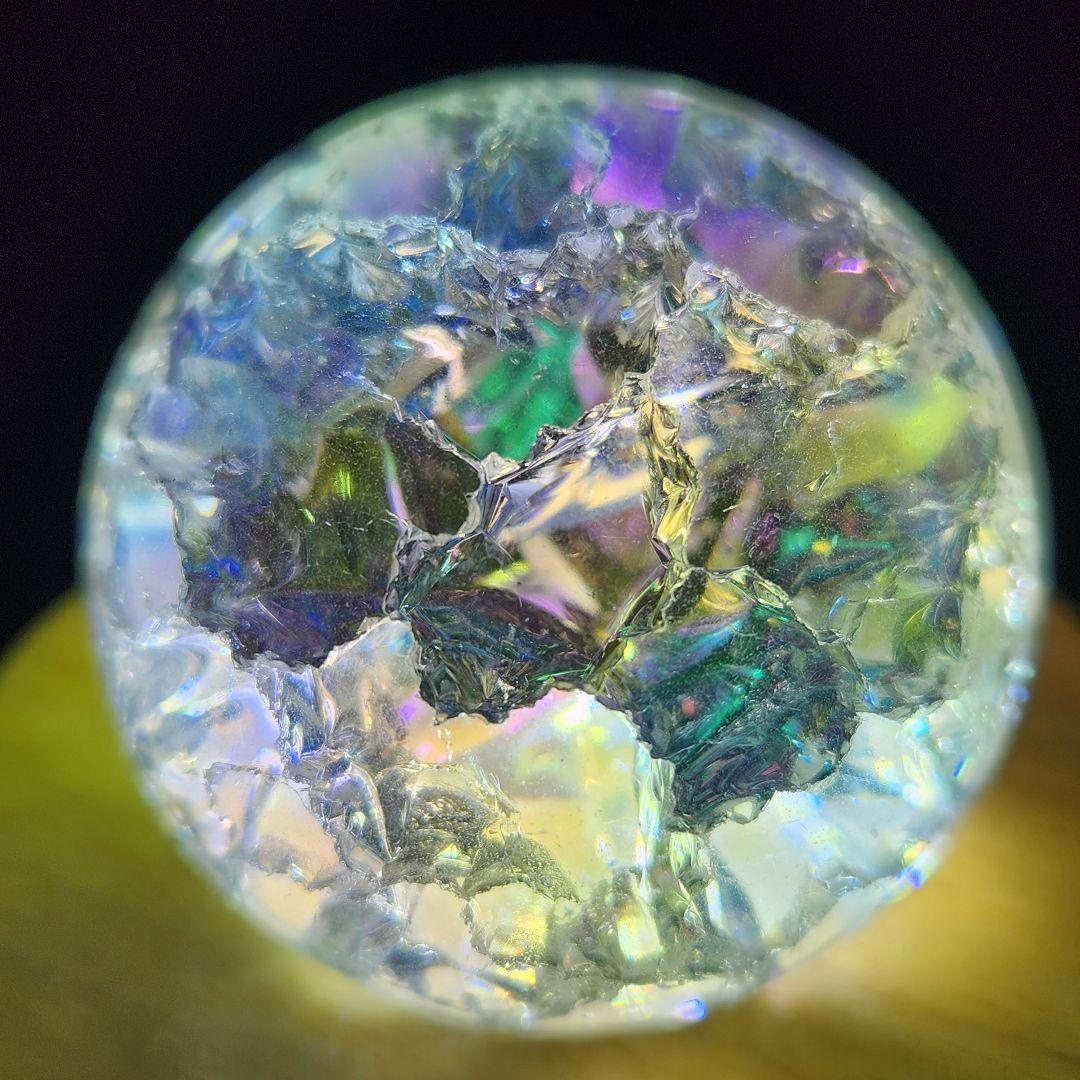 癒し【新品】エンジェルオーラクラック水晶スフィア約50ミリ★ 自動回転台座付き！