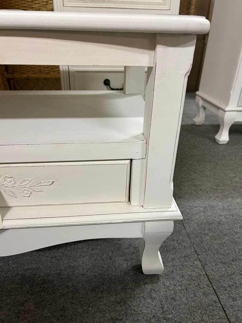 値下げ　新品　テレビ台　ホワイト　北欧調　ロココ調　おしゃれ　キズあり　白