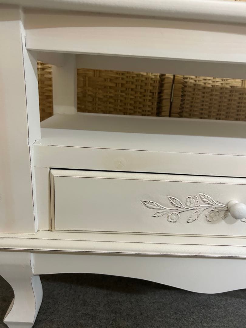 値下げ　新品　テレビ台　ホワイト　北欧調　ロココ調　おしゃれ　キズあり　白