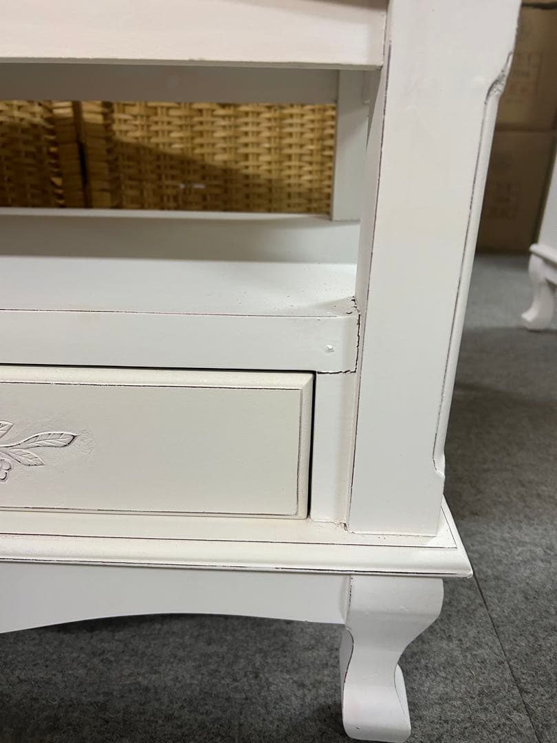 値下げ　新品　テレビ台　ホワイト　北欧調　ロココ調　おしゃれ　キズあり　白